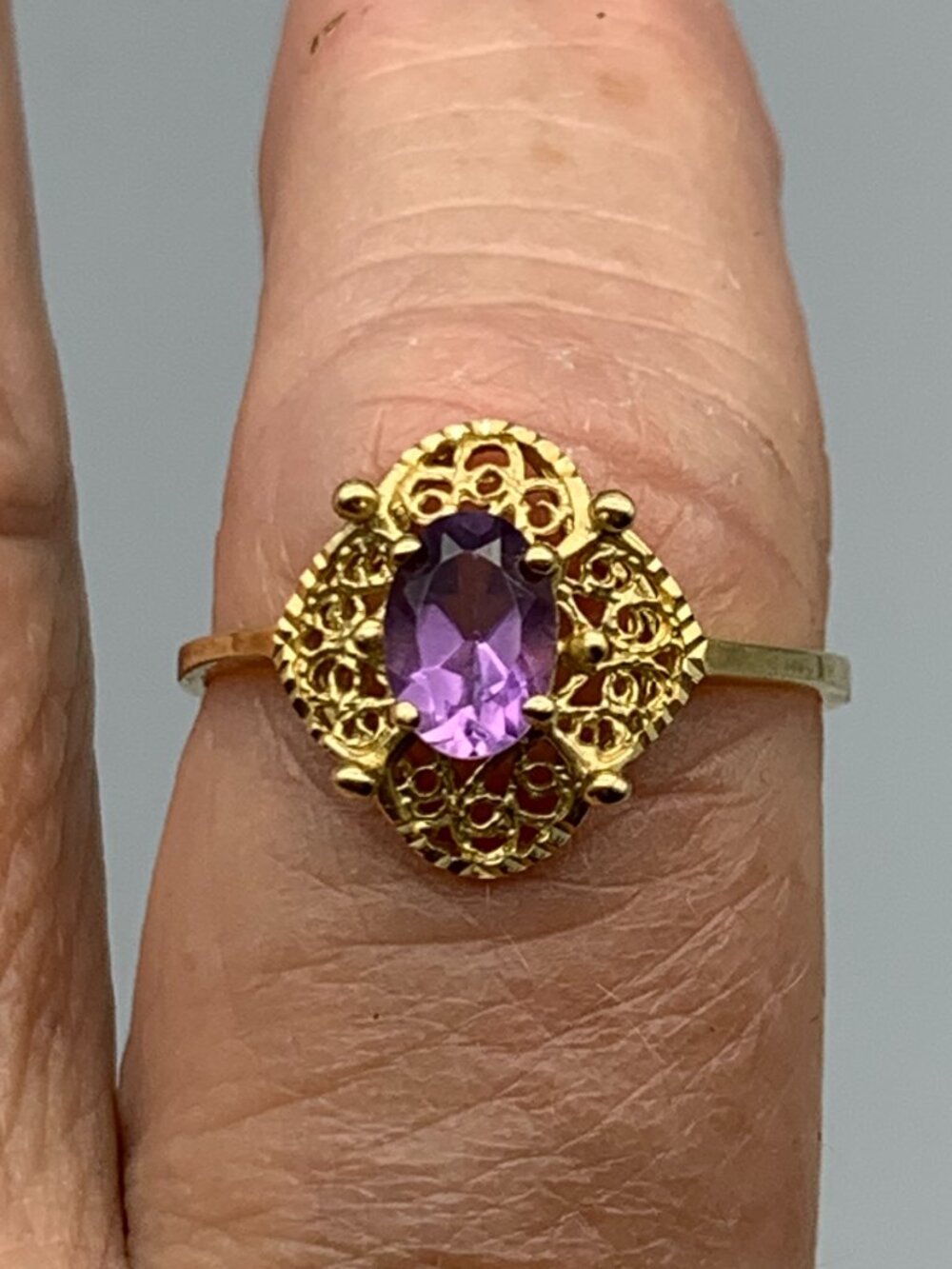 Beautiful 10K Gold Ring with Oval Purple Amethyst and Filigree Trim size 10